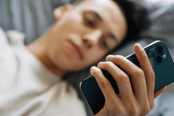 jak chronić oczy przed światłem niebieskim?